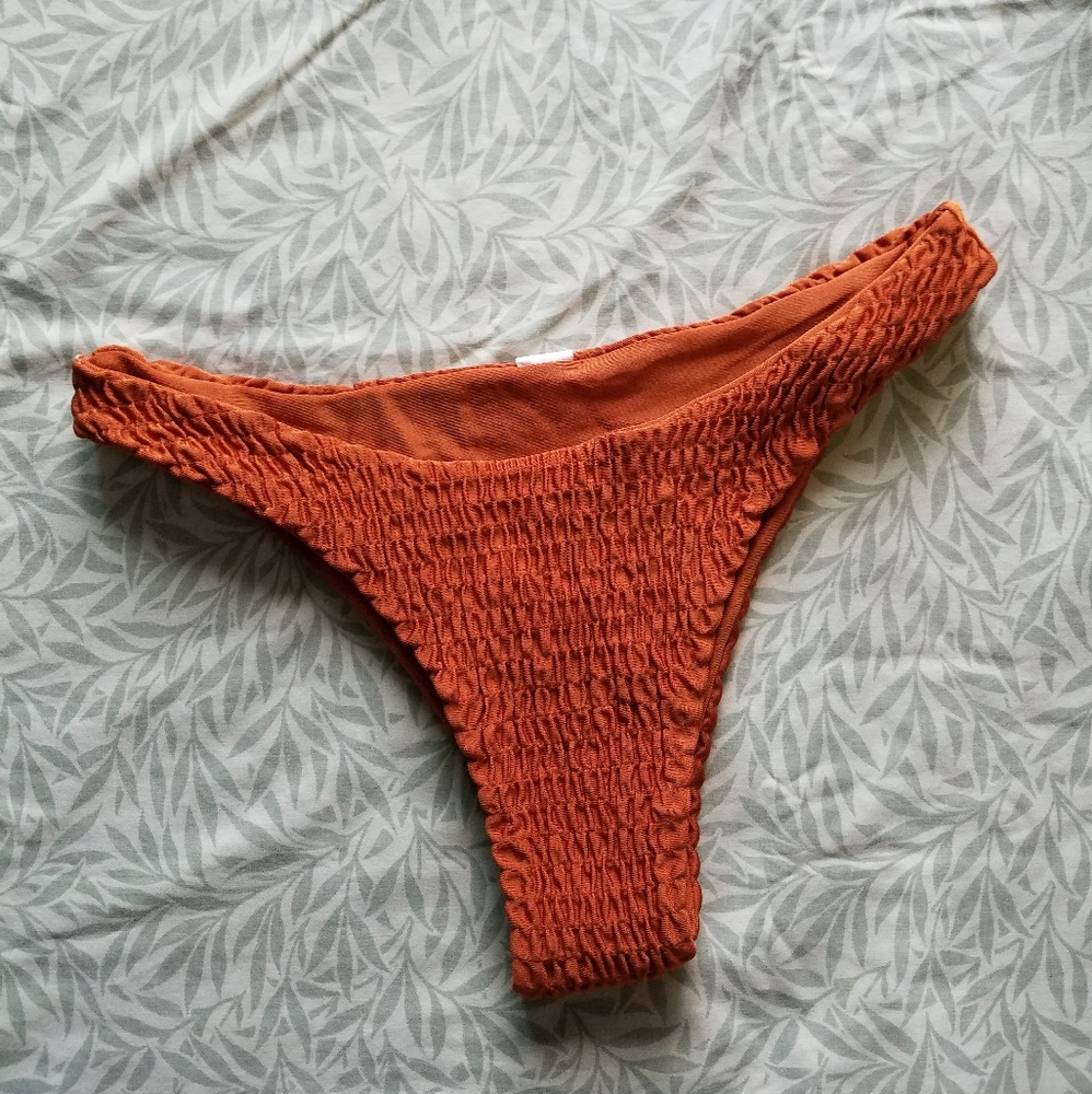 Ruched elastic bikini bottoms